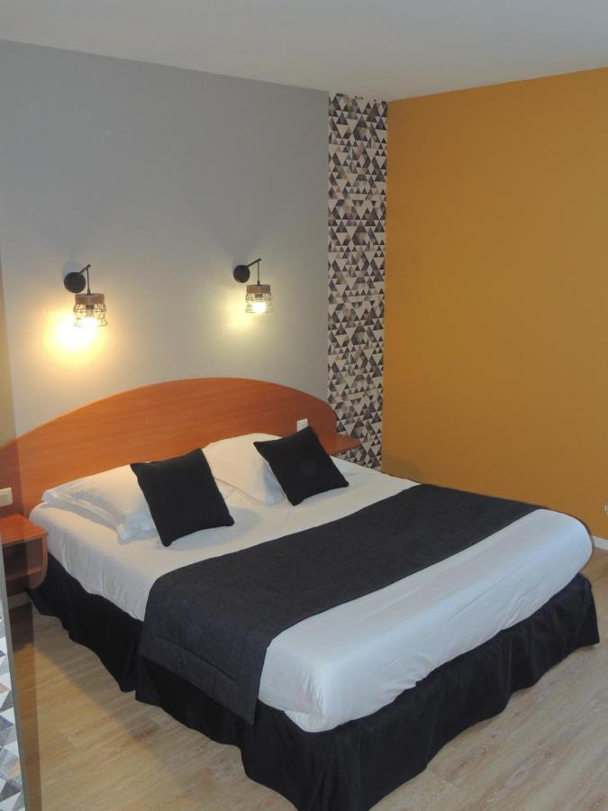Hotel Les 3 Marchands Bressuire Exterior foto