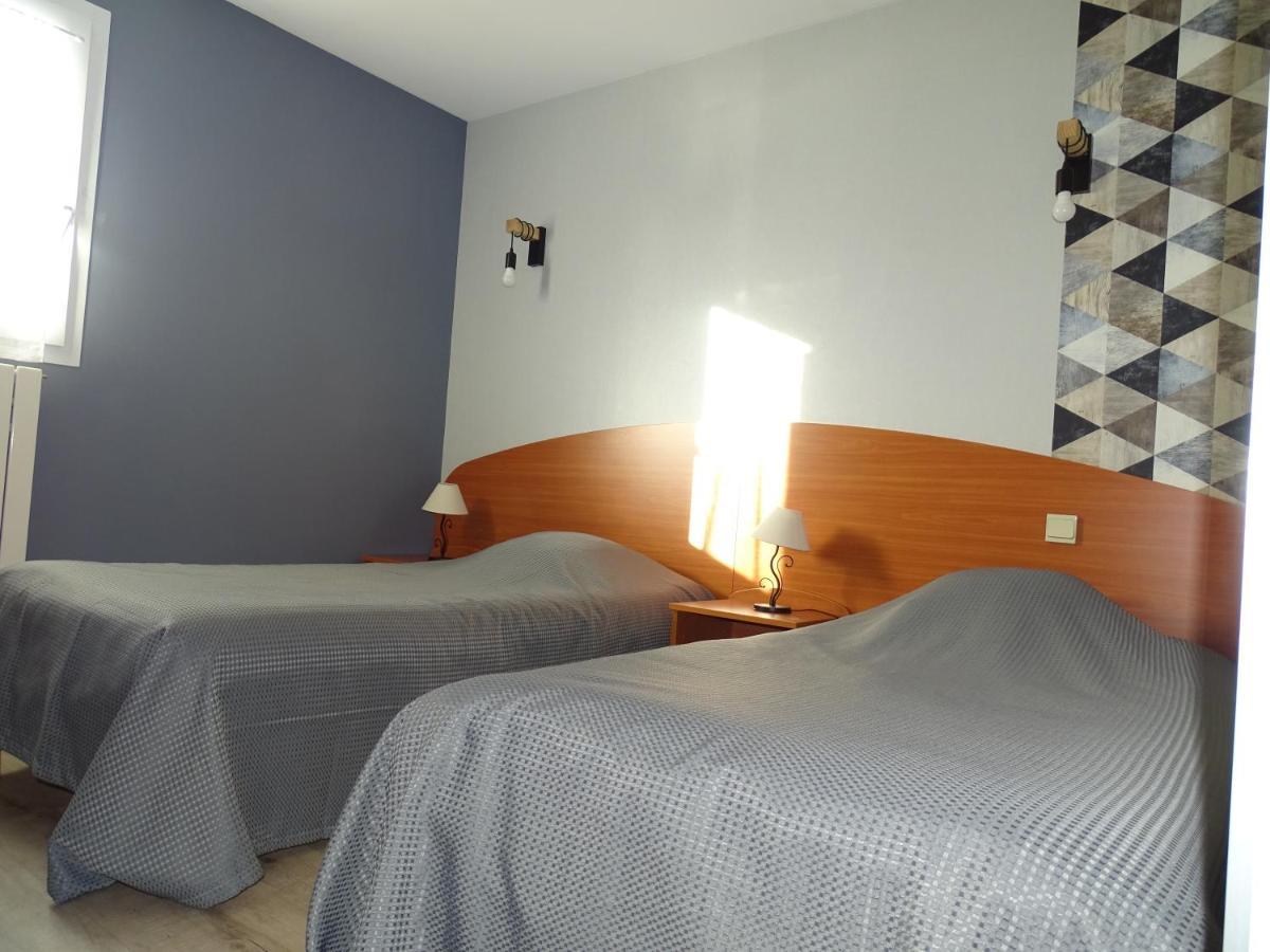 Hotel Les 3 Marchands Bressuire Exterior foto